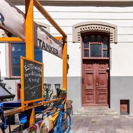 2br 98m2 Old Town With Pool Table And Free Parking!